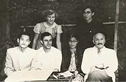 Проф. М.Т. Мержанов и китайские студенты